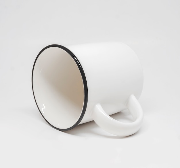 Mug blanc isolé sur blanc