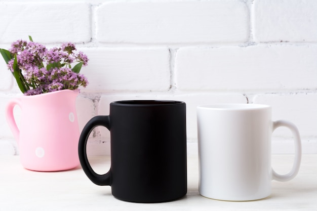 Mug blanc et noir à fleurs violettes en pichet rose à pois