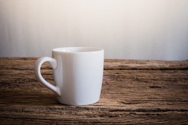 Mug blanc sur une table en bois