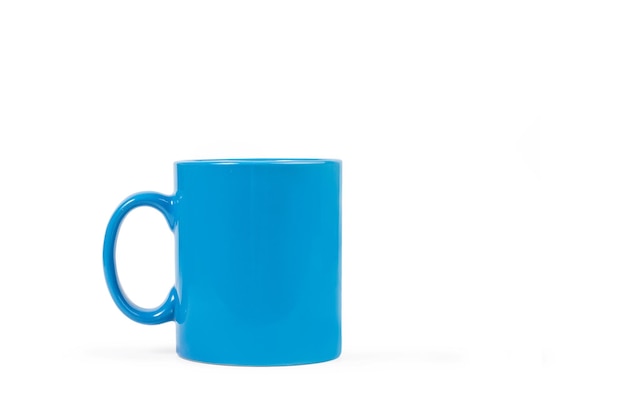 Mug bleu isolé sur fond blanc avec copie espace