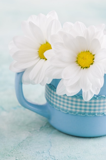 Mug bleu avec marguerites