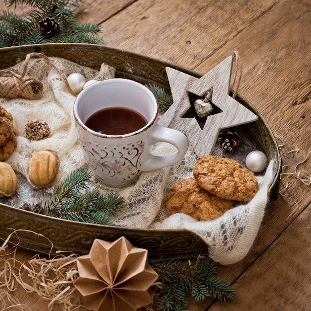 Mug avec boisson et biscuits avec décoration de Noël
