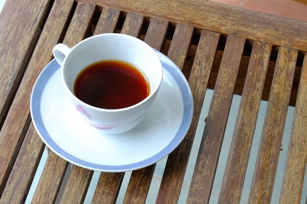 Mug à café sur table en bois