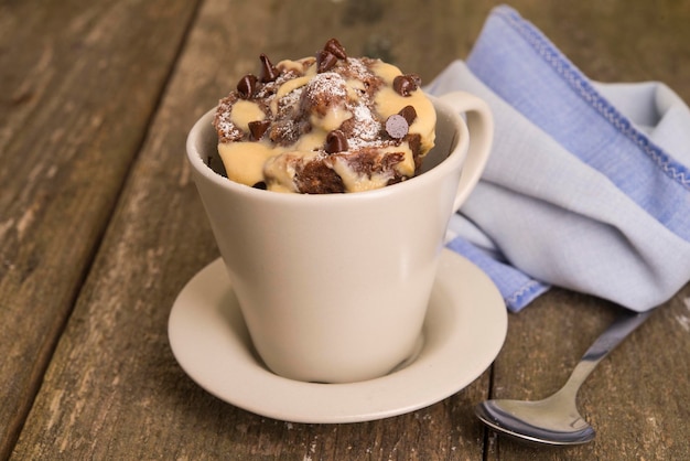 Mug cake au chocolat en gros plan