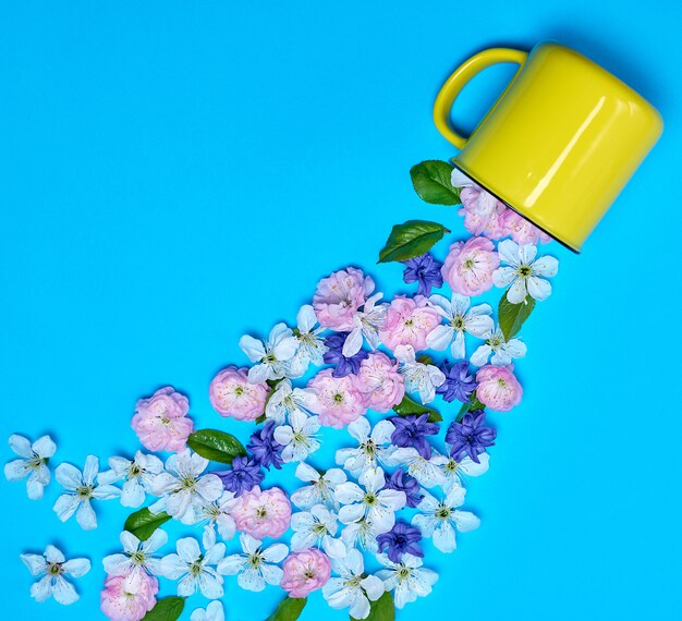 Mug en céramique jaune et boutons de fleurs