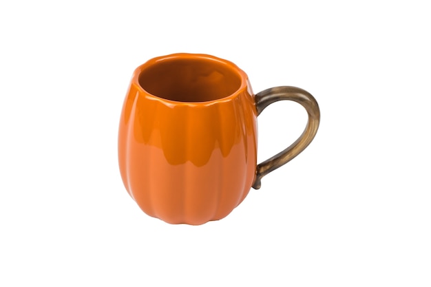 Mug en céramique orange isolé sur fond blanc. À la citrouille.