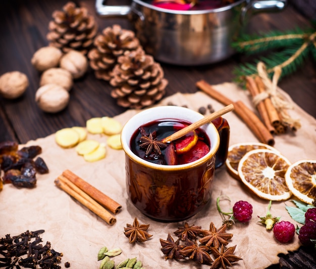 Mug en céramique avec un vin chaud alcoolisé