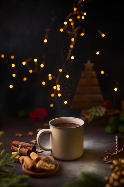 Mug de chocolat chaud entouré de décorations de Noël