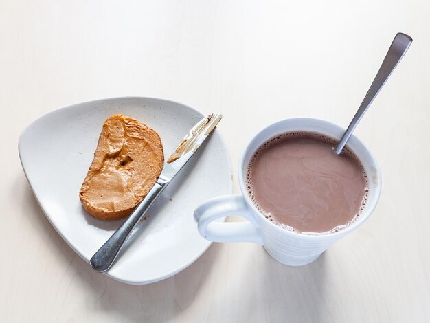 Mug avec chocolat et toast au beurre de cacahuète