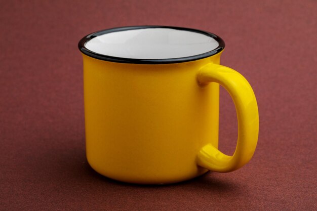 Mug en fer sur fond rouge