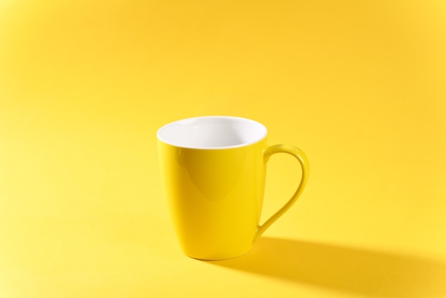 Mug jaune sur fond jaune