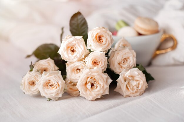 Mug macarons sucrés et roses blanches