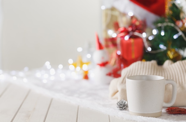 Mug avec objet festival de Noël flou sur fond de bokeh circulaire