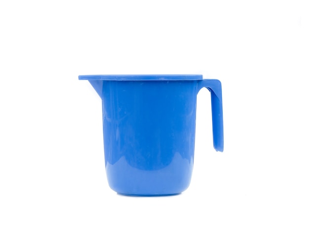 Mug en plastique bleu avec réflexion sur fond blanc isolé