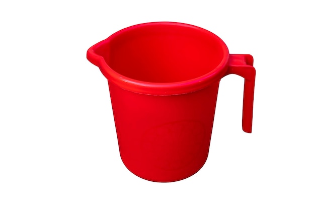 Mug en plastique rouge isolé sur fond blanc