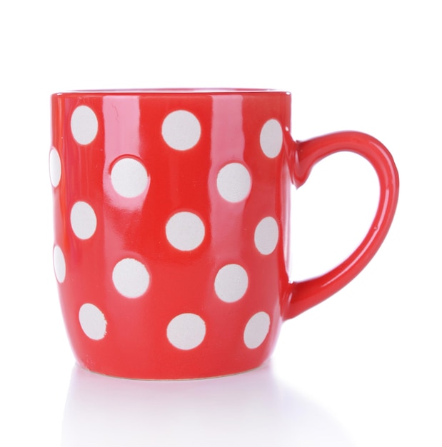 Mug à pois rouge isolé sur blanc