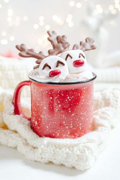 Mug rouge avec chocolat chaud et guimauve fondue