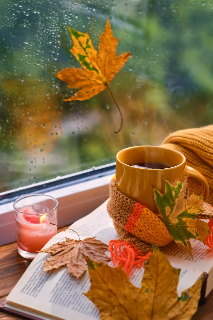 Photo mug rouge avec une écharpe blanche sur fond de fenêtre