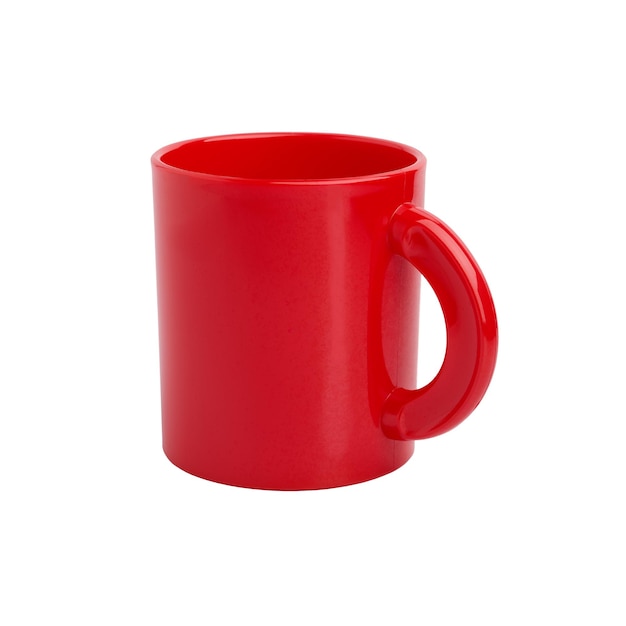 Mug rouge en plastique isolé sur fond blanc