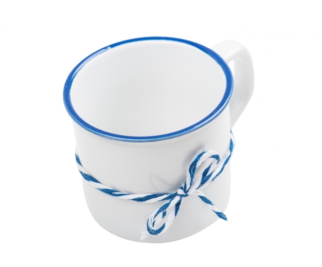 Mug rustique en céramique blanche bleue isolée