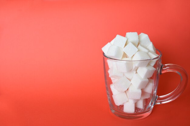 Mug transparent plein de cubes de sucre blanc