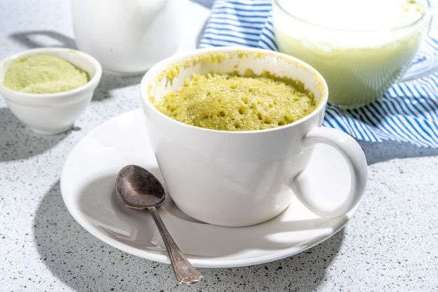 Mugcake au matcha dans une tasse