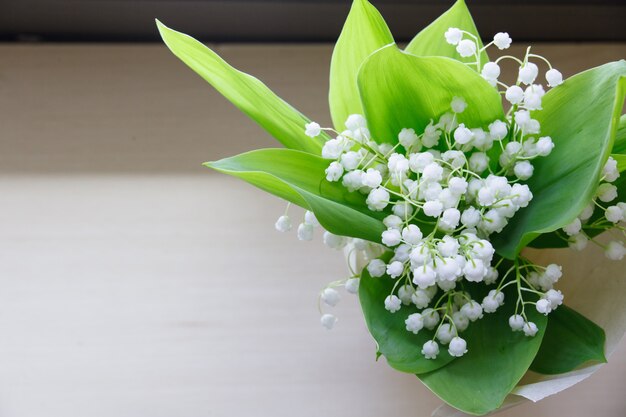 Muguet sur fond de bois