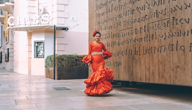 Mujer con un vestido de flamenca posando