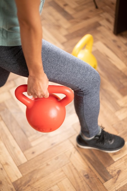 Photo mujer haciendo gimnasia con pesas ruasas