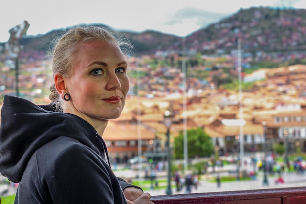 Mujer sur la place d'armes de Cusco.