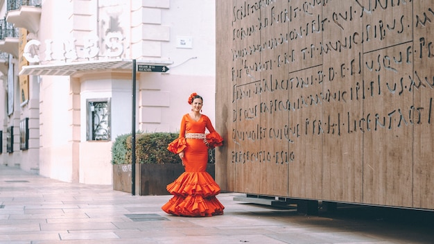 Mujer vestida de flamenca posando à Malaga