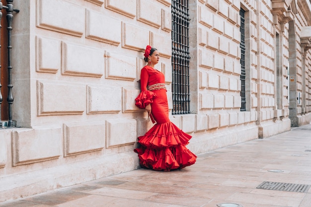 Photo mujer vestida de flamenca posando à malaga