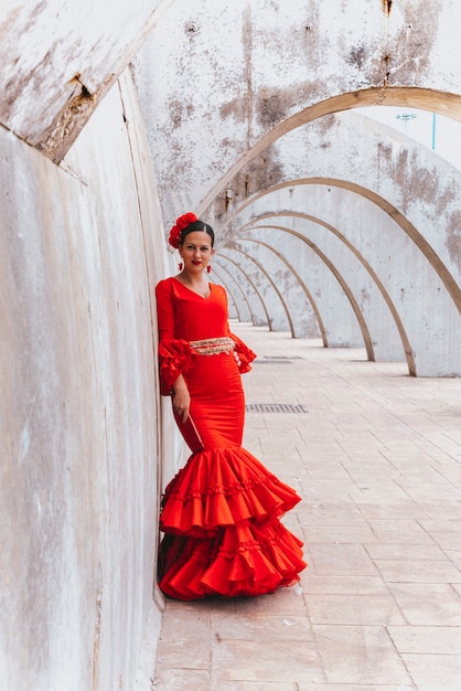 Mujer vestida de flamenca posando à Malaga