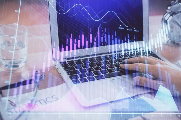 Multi exposition du graphique de marché avec un homme travaillant sur ordinateur en arrière-plan Concept d'analyse financière