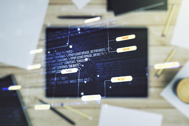 Multi-exposition d'un hologramme de développement de logiciels abstraits et d'une tablette numérique en arrière-plan vue supérieure concept de recherche et d'analyse
