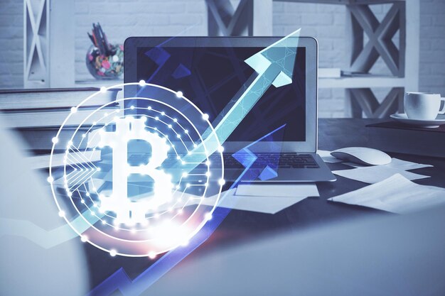 Multi exposition de l'hologramme du thème blockchain et du tableau avec l'arrière-plan de l'ordinateur Concept de la crypto-monnaie bitcoin