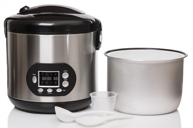 Multicooker sur fond blanc