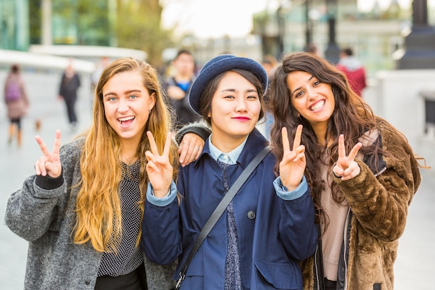 Multiraciales, petit groupe d&#39;amis à Londres