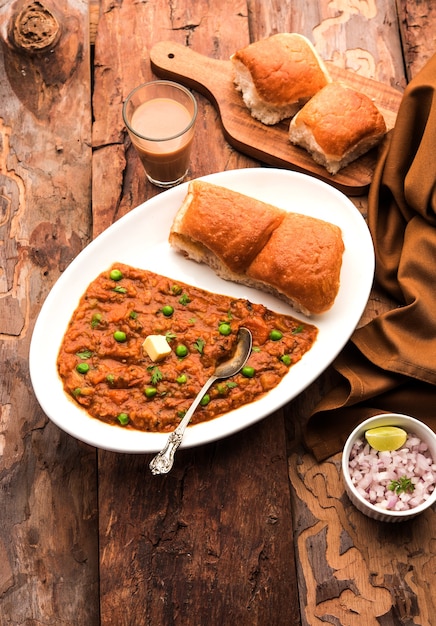 Mumbai Style Pav bhaji est un plat de restauration rapide de l'Inde, se compose d'un curry de légumes épais servi avec un petit pain moelleux, servi dans une assiette