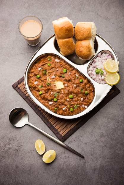 Mumbai Style Pav bhaji est un plat de restauration rapide de l'Inde, se compose d'un curry de légumes épais servi avec un petit pain moelleux, servi dans une assiette