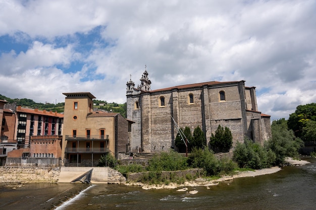 Municipalité de Tolosa la rivière Oria et l'église de Santa Maria Gipuzkoa