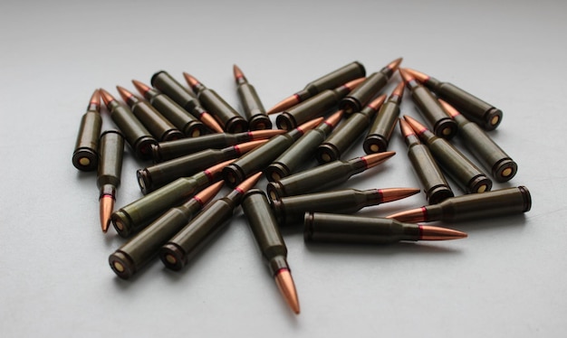 Munitions réelles pour fusil d'assaut avec marque rouge sur un studio de balles isolé