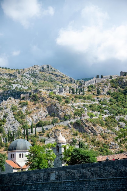 Mur de l'ancienne forteresse dans la vieille ville de kotor monténégro