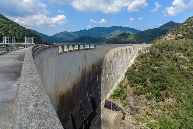 Mur arrière, de, a, barrage, et, montagnes environnantes