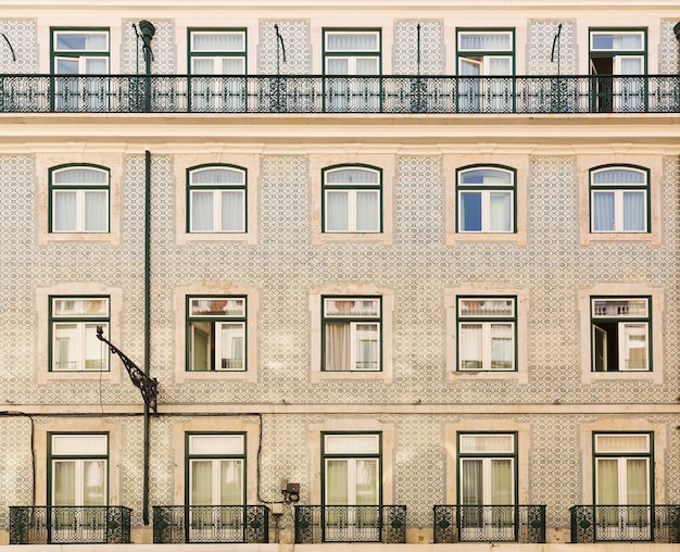 Mur de bâtiment avec fenêtres et balcons