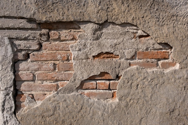 Mur de béton cassé et vieux mur de briques