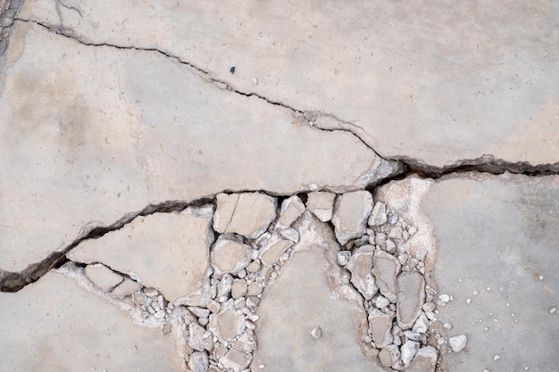 Mur de béton fissuré mur cassé au coin extérieur de ciment qui a été affecté par un tremblement de terre et un sol effondré