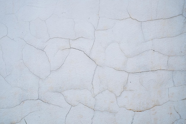 Mur de béton fissuré mur cassé au coin extérieur de ciment qui a été affecté par un tremblement de terre et un sol effondré