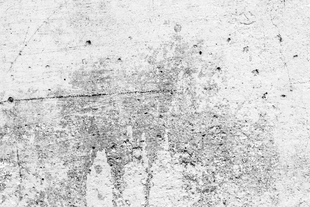 Mur de béton fissuré et rayé