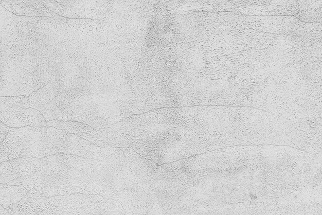 Mur de béton fissuré et rayé